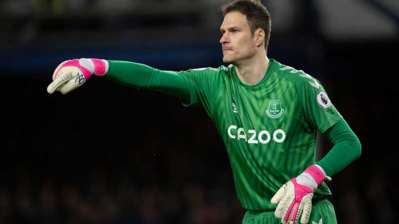 مانشستر يونايتد يسعى لضم حارس إيفرتون