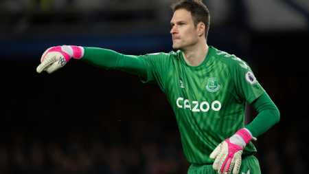 مانشستر يونايتد يسعى لضم حارس إيفرتون